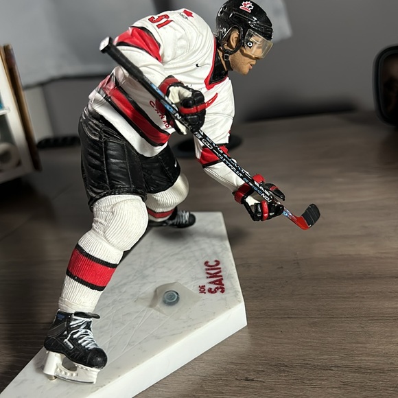 Joe Sakic figurine - Picture 3 of 5